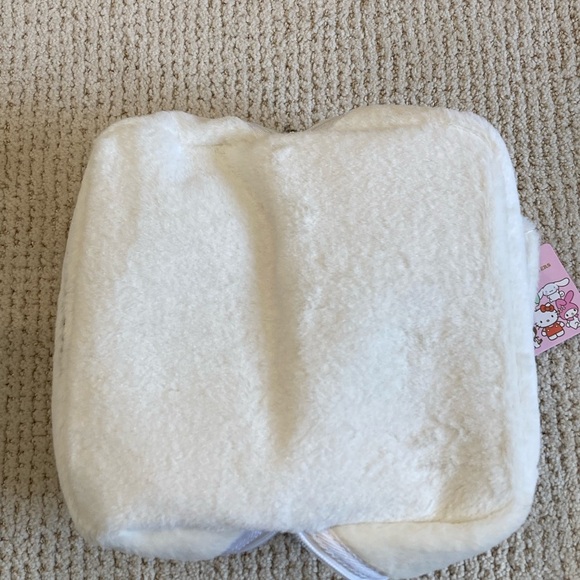 NWT Hello Kitty Faux Fur Cosmetic Bag & Surf Towel Set – Adorable & Rare! - Picture 9 of 9
